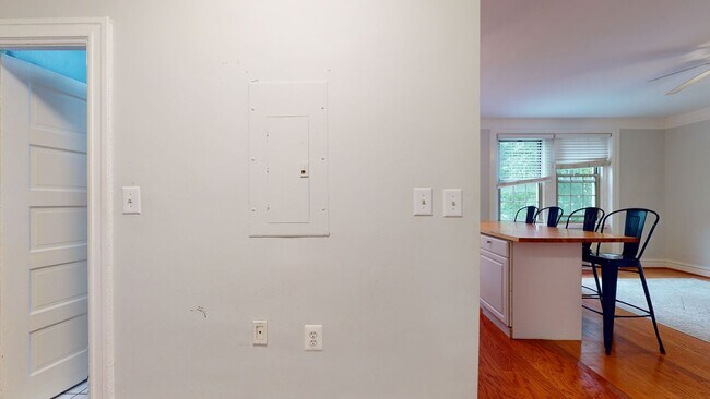 Foto del edificio - Bright & Sunny Large One Bedroom With Vaul...