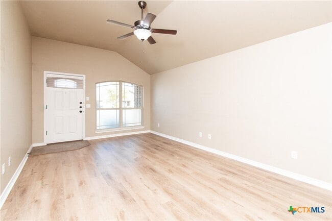 Building Photo - 607 Sladecek Dr