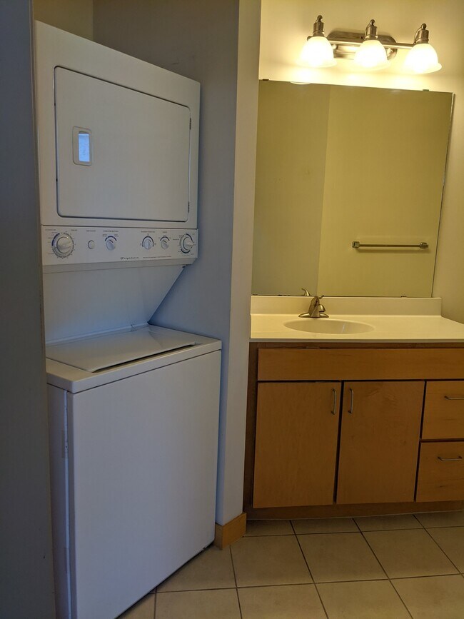 In-unit washer & dryer - 2600 University Ave SE