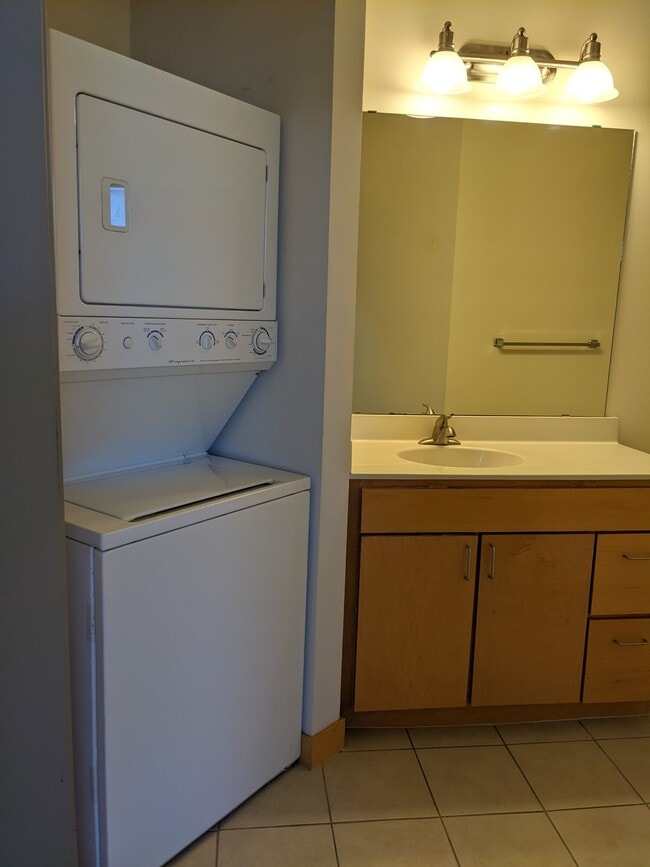 In-unit washer & dryer - 2600 University Ave SE