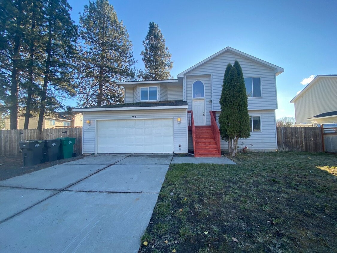 Foto principal - Single Family Home for Rent - 4 Bedroom, 2 Bathroom Located in Cheney!