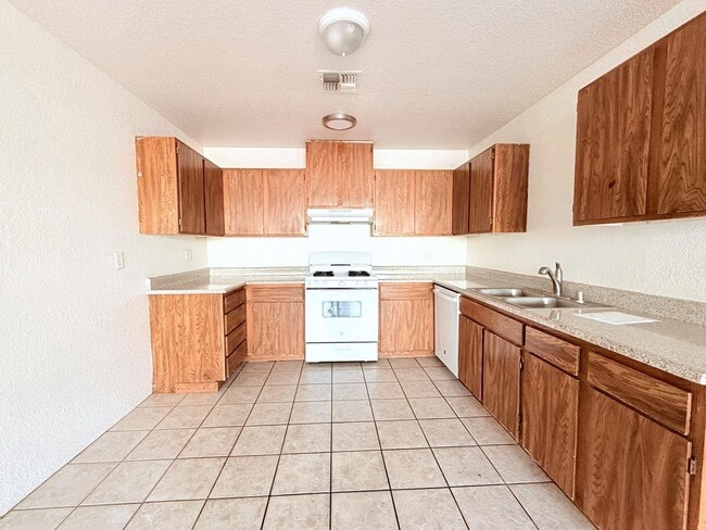 Building Photo - AVAILBLE NOW!! 2 Bed / 1 Bath Apartment in...
