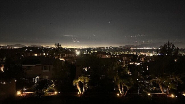 Foto del edificio - Luxurious 4-Bedroom View Home in Desirable...