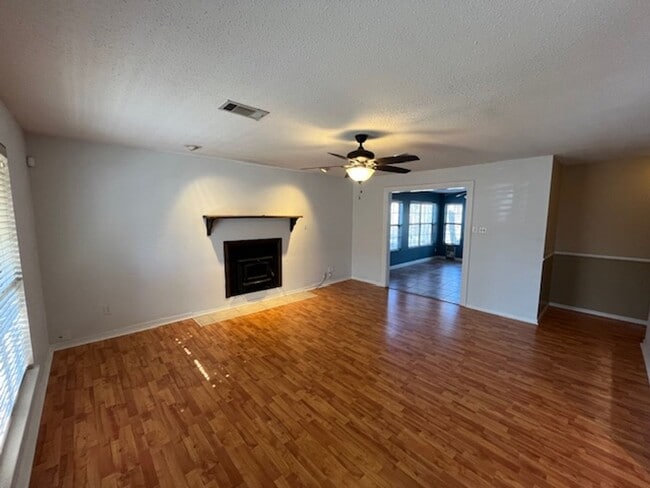 Building Photo - 73 Oak Forest Loop