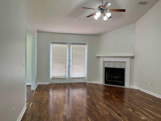 Building Photo - 3BR/2BA Available Today!