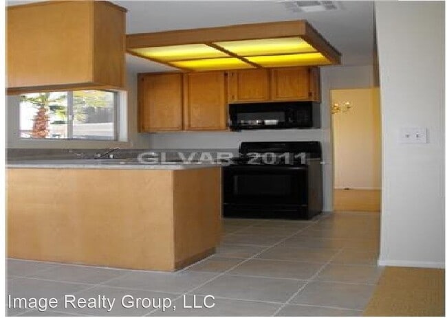 Building Photo - 3 br, 2.5 bath House - 7604 Kalmalii Ave.