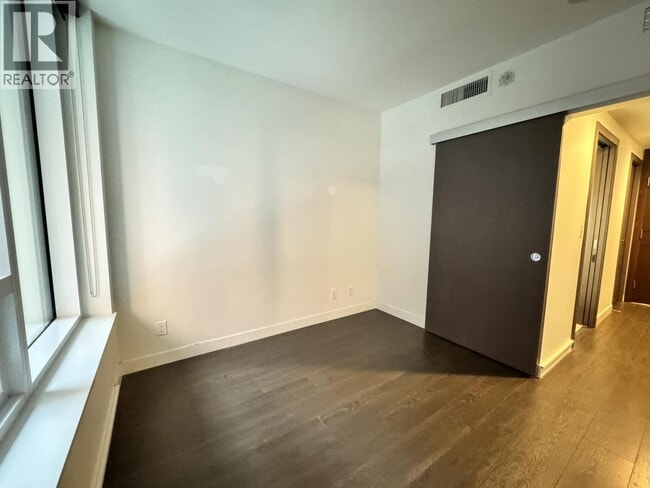 Building Photo - 68 Smithe St