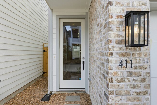 Foto del edificio - 411 Stonework Garden Ln