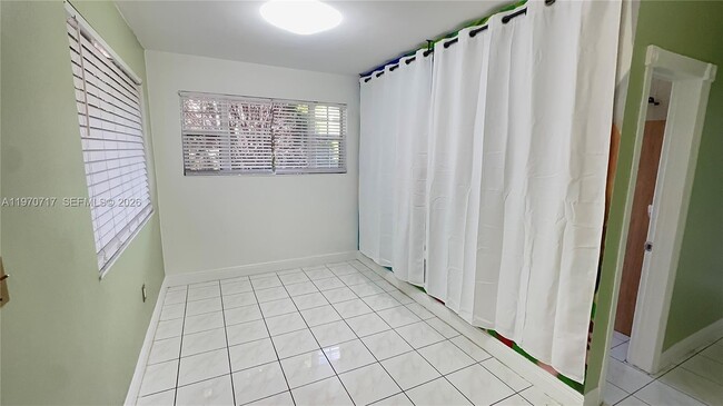 Foto del edificio - 110 NW 198th St