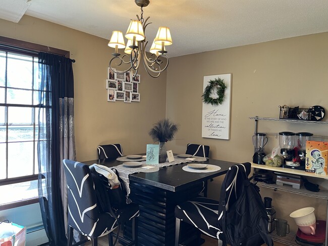 Building Photo - 805 Smetana Rd