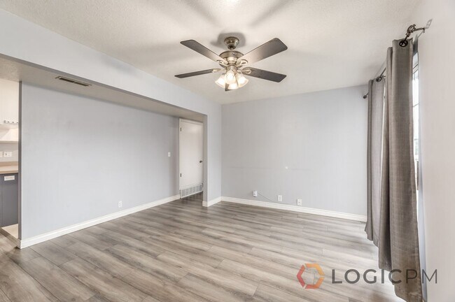 Building Photo - Great Condo Near University!