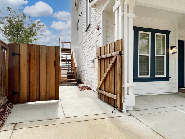 Building Photo - 204 Chaparral Dr