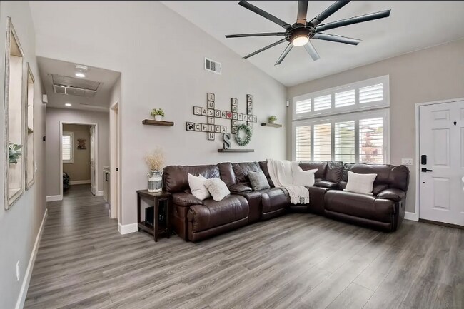 Foto del edificio - 3358 Lake Cir Dr