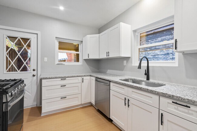 Foto del edificio - Renovated 2 Bed, 1.5 Bath Rowhome in Hazelwood - Central AC & Heat, Laundry - Available Now!