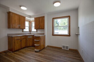 Building Photo - 16011 Maplewood Ave
