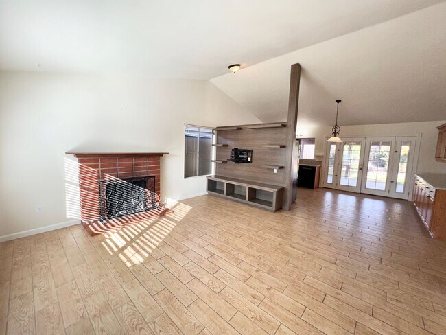 Building Photo - Beautiful 5 BD/2BA w/ Attached Garage & Sw...
