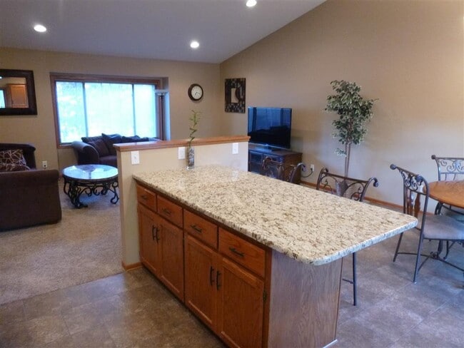Foto del edificio - 4Bdrm-3bath Split NW Rochester