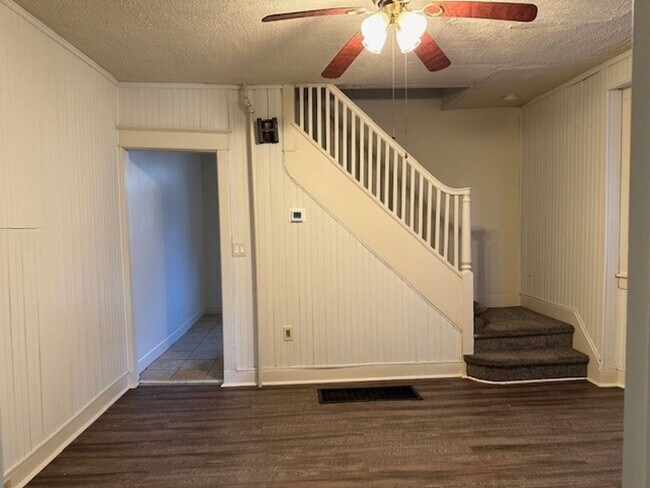 Building Photo - 3 Bedrooms 1 Bathroom Single Family Home W...