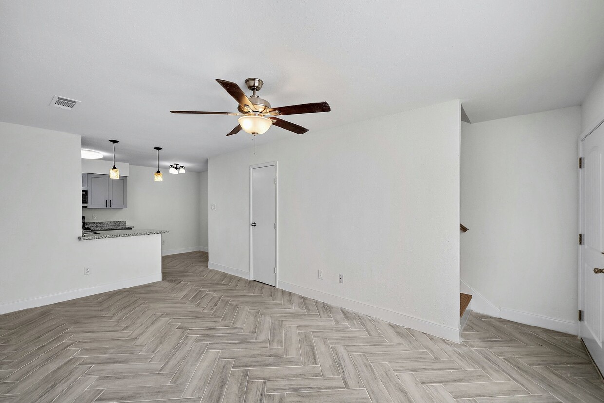 Apartamento renovado de 1 dormitorio y 1,5 baños - 8801 Hammerly Blvd