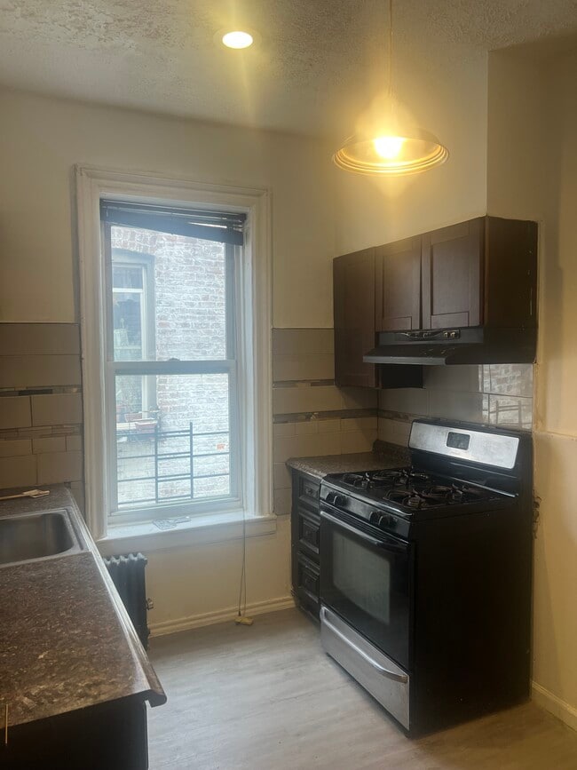 Building Photo - 407 E 96th St