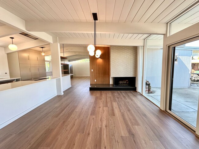 Building Photo - Eichler Mid-Century Home, Newly Renovated