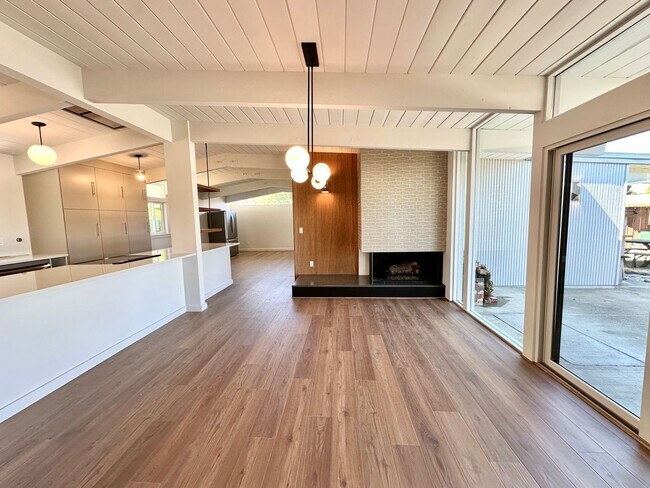 Foto del edificio - Eichler Mid-Century Home, Newly Renovated