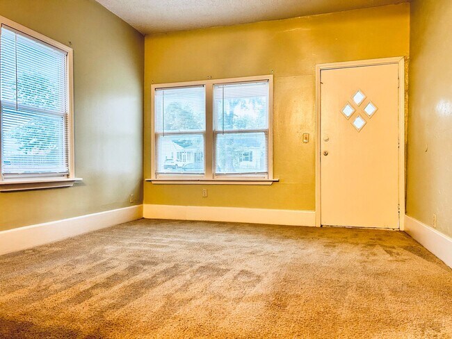 Building Photo - Cute Single Family Home, Great Location