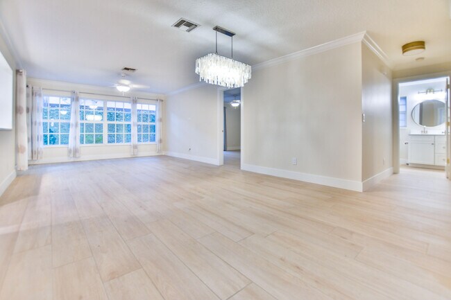 Foto del edificio - 226 Moccasin Trail W