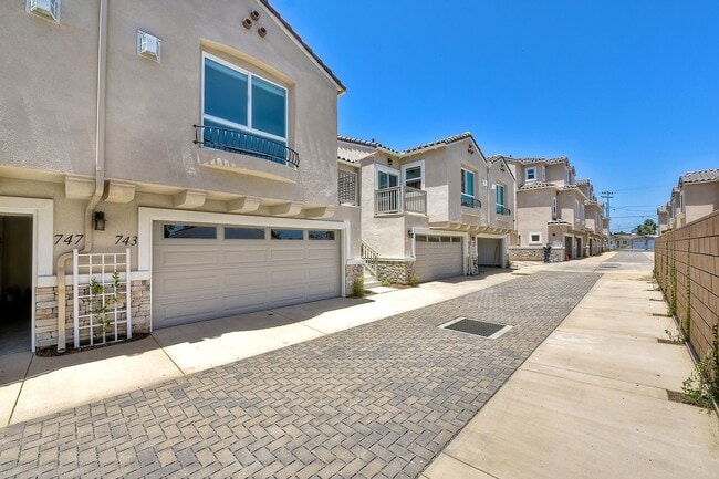 Foto del edificio - Show-stopping, Brand-New Townhome in the H...