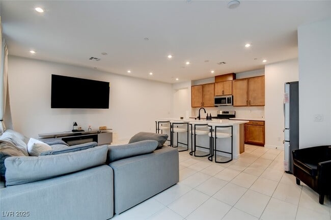 Building Photo - 9246 Rampa St