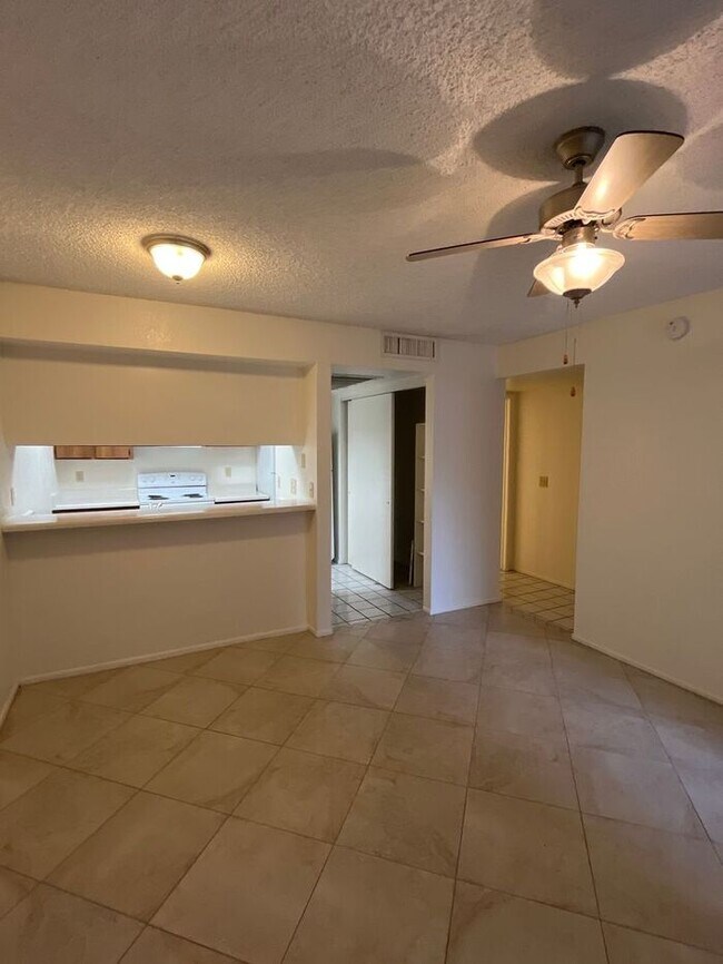 Foto del edificio - 1201 S McClintock Dr