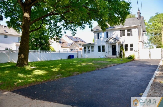 Building Photo - 1939 Plainfield Ave