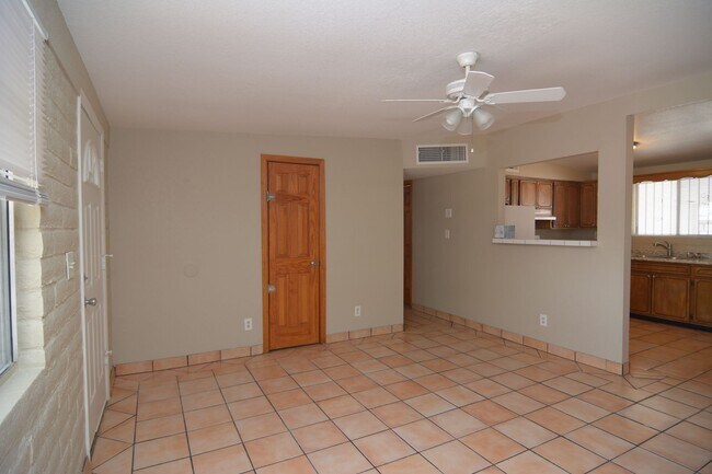 Building Photo - Charming 2 Bedroom 1 Bath Home! Great Sout...