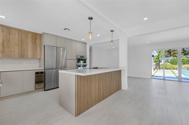 Foto del edificio - 565 NE 105th St