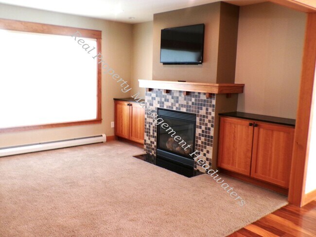Foto del edificio - 5 Bedroom 2-1/2 Bath House for Rent