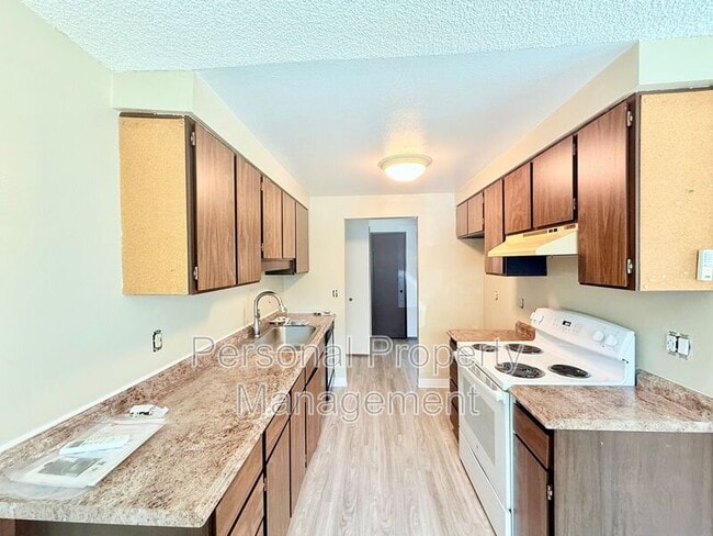 Building Photo - 914 NE 141st Ave