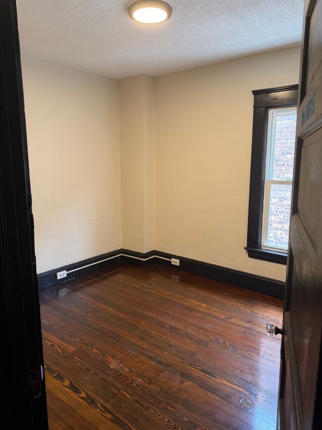 Building Photo - 1315 W 85th St