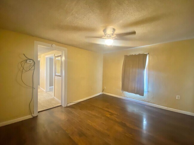 Foto del edificio - Adorable 1 Bed 1 Bath--Spacious with bonus room