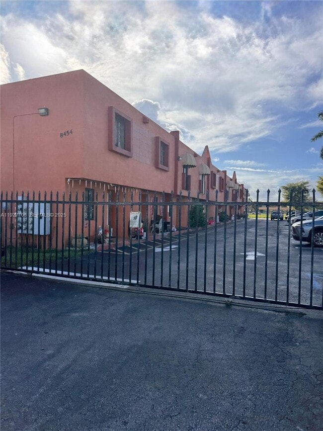 Foto del edificio - 8454 NW 8th St