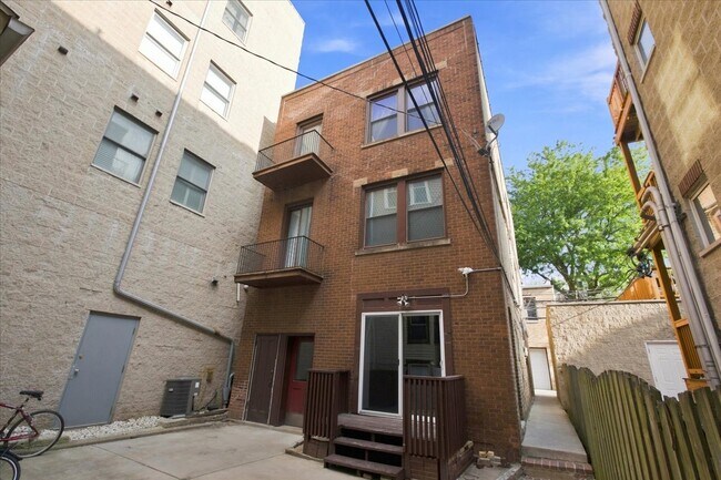 Foto del edificio - 1128 W Diversey Pkwy