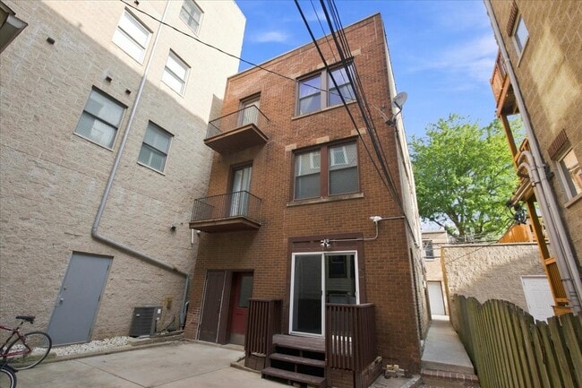 Building Photo - 1128 W Diversey Pkwy