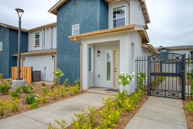 Building Photo - 5860 W Santa Ana Ave