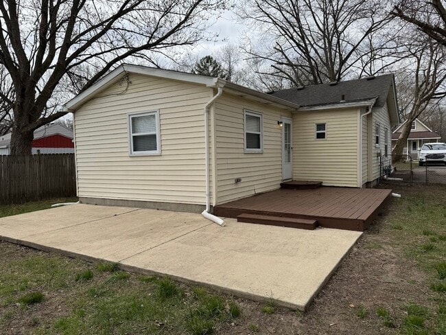 Building Photo - 3 bedroom 1 bathroom ranch with fenced bac...