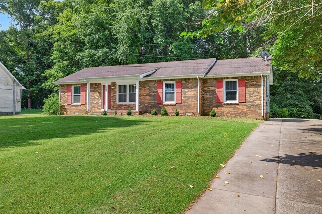 Building Photo - Pet Friendly Three Bedroom!