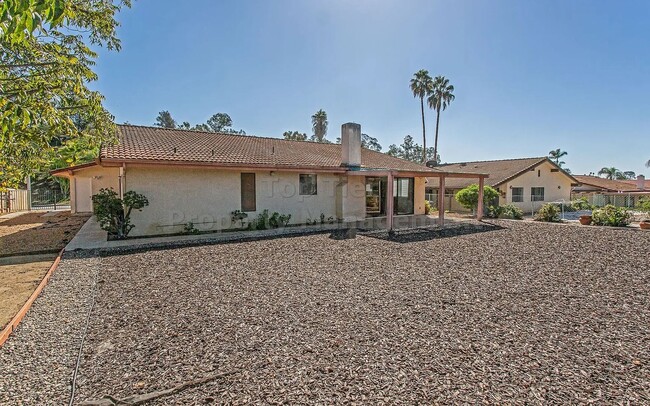 Building Photo - Spacious 3 bed, 2 bath Single-Level Home w...