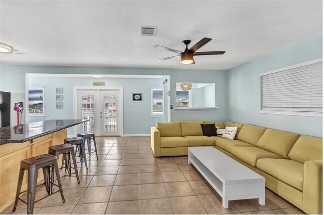 Building Photo - 301 Ling St