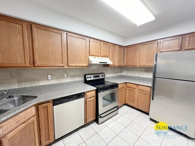 Building Photo - Adorable 2 Bedroom Unit in Bluewater Bay!