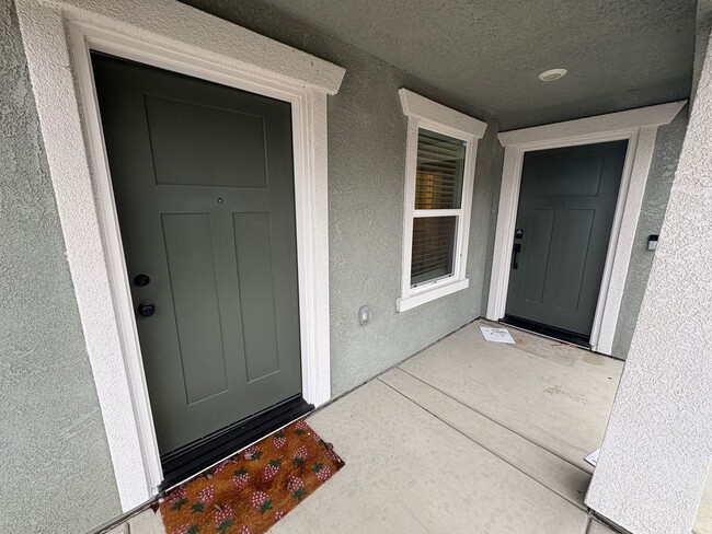 Building Photo - Beautiful 5 Bedroom Home in Tulare Availab...