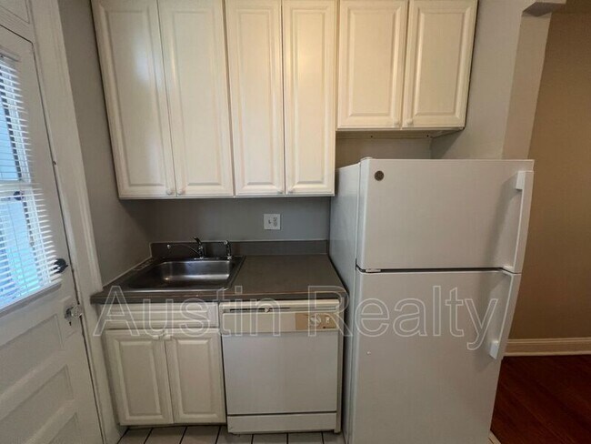 Foto del edificio - 7076 Mitchell Ave