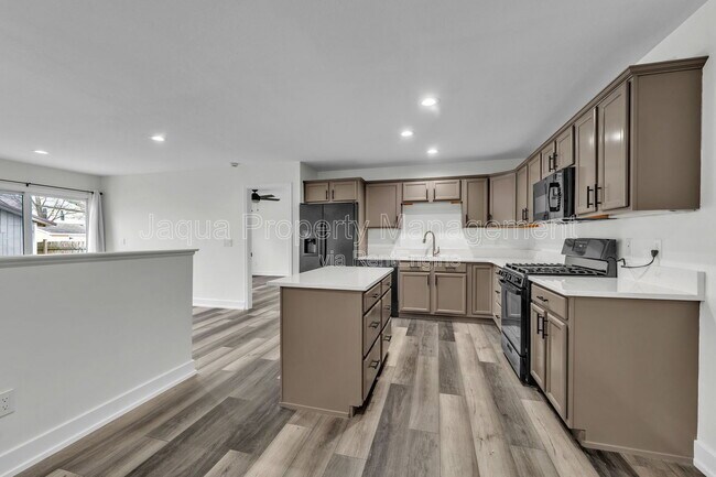 Foto del edificio - 4715 Marcel Ave Ave